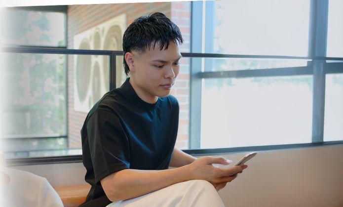 カフェでスマホを見る男性